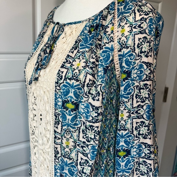 Lucy & Laurel SM Floral Boho Gathered Wrist Long Sleeve Blouse with Crochet Lace - Picture 3 of 6